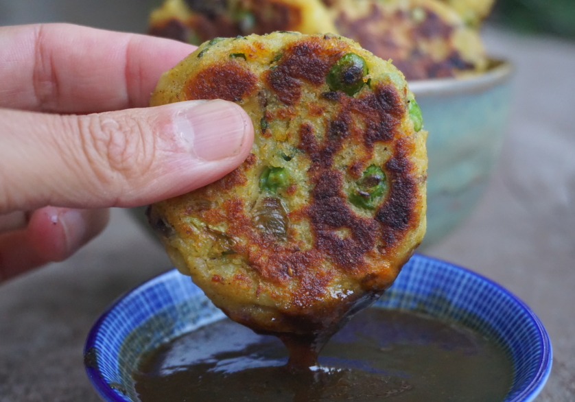 Aardappelkoekje met doperwten en cashewnoten met tamarindechutney