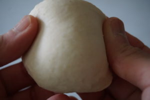 Zelf bao's maken- glad knijpen en trekken