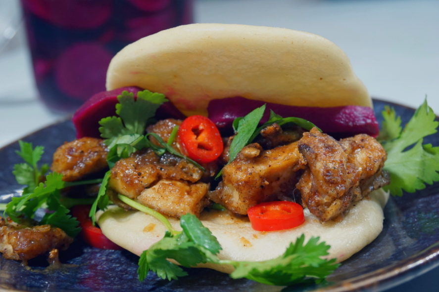 Zelf bao's maken; gevuld met spicy tofu stukjes