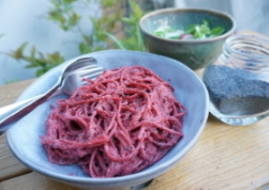 vegan spaghetti met bietenpesto