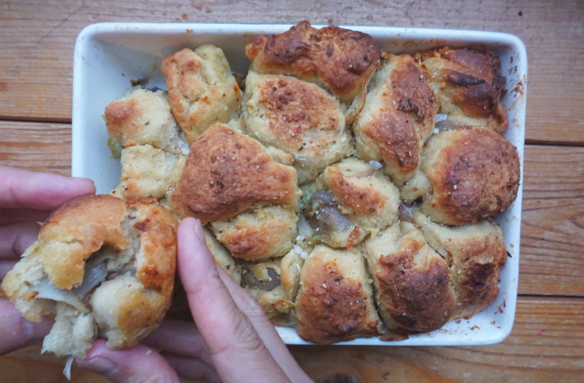 Breekbrood met gepofte knoflook en ui (vegan)