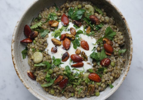 Vegan freekeh met doperwt, pistache, amandel en tuinboon