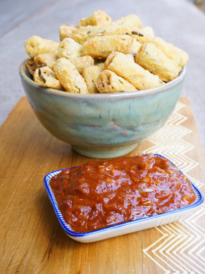 Gefrituurde okra met BBQ saus