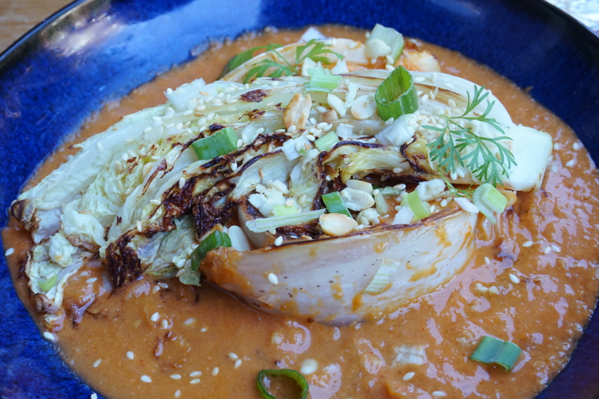 Geroosterde kool in Thaise curry saus met pinda's en sesamzaad