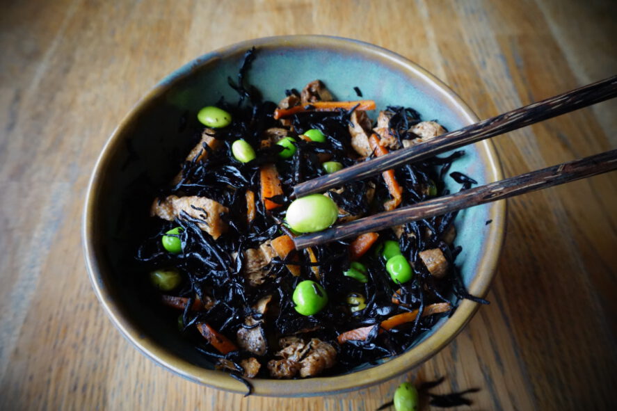 Japanse Hijiki salade met sojabonen, tofu, wortel en tuinbonen