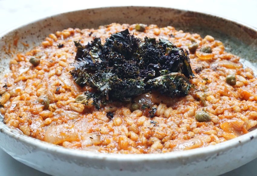 Kamut in tomatensaus met gebakken boerenkool