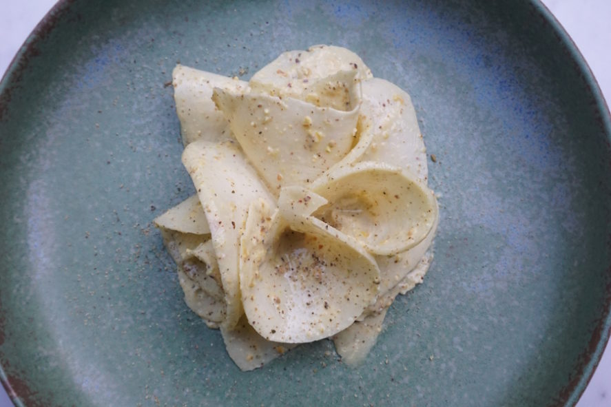 Koolrabi carpaccio met pistache pesto