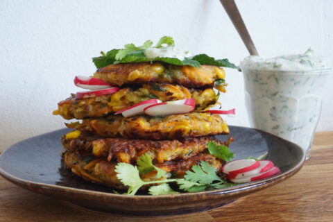 Vegan groentekoekjes met mais en prei en sojayoghurt-tahin dip