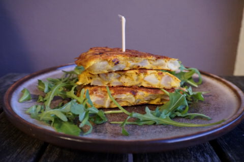 Vegan omelet van kikkererwtenmeel met meiknol