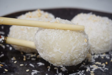 Vegan mochi met zwarte sesamzaadpasta