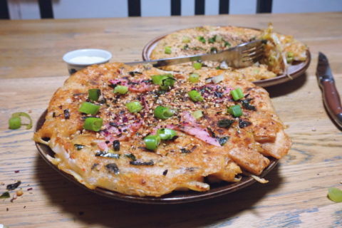 Vegan okonomiyaki met tofu of sojabonen