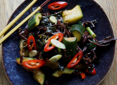 Salade met komkommer en zwammen (black fungus)