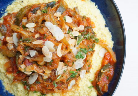 Polenta van verse mais met gestoofde courgette en venkel in tomatensaus met amandelschaafsel