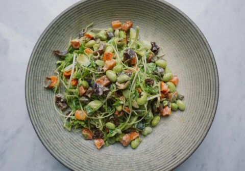 Raapstelen salade met abrikoos, sojabonen en wortel