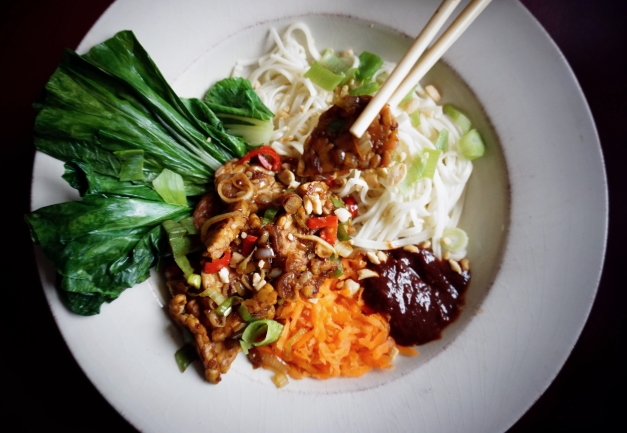 Noodle bowl met rode saus