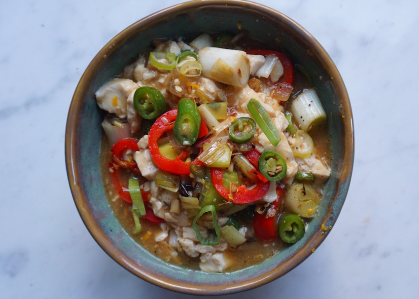 Silken tofu scramble met pepers en chrysantum thee consume