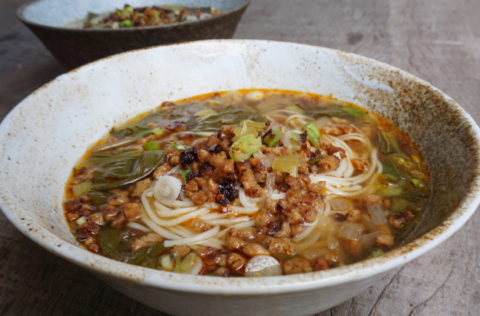 Snelle vegan noedelsoep met amsoi en vegan gehakt