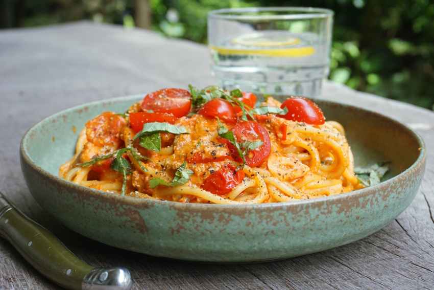 Snelle vegan pasta met tomaten