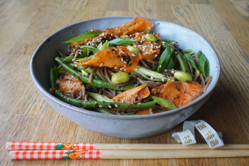 Sobanoedelsalade met sojabonen, wortel, haricots verts en nori dressing