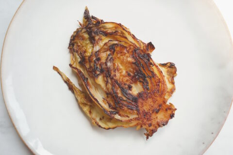 Spitskool en miso gebakken