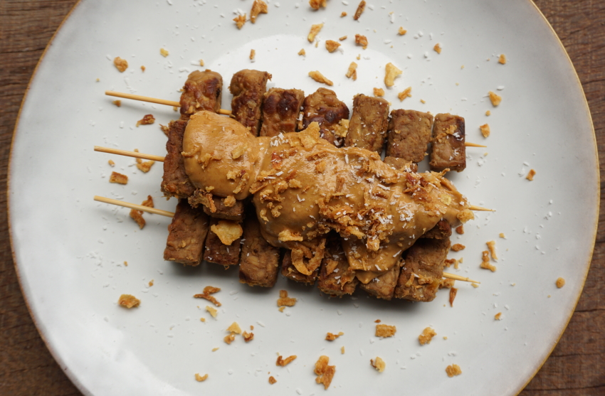 Vegan sate van tempeh met pindasaus