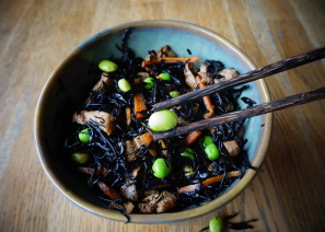 Hijiki salade met tofu, sojabonen en wortel