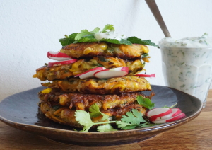 Vegan mais-prei koekjes met sojayoghurt tahin dip