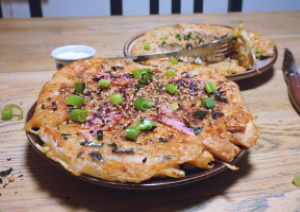 Vegan okonomiyaki met tofu of sojabonen