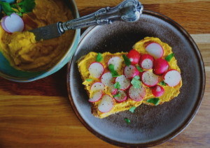 Brood met smeuïge pompoen hummus