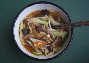 Vegan shoyu ramen met paddenstoelen en paksoi