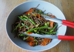 Vegan sobanoedel salade met nori dressing, sojabonen, haricots verts en wortel