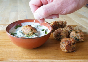 Vegan tofu balletje met yoghurt-tahin saus