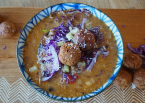 Vegan Surinaamse pindasoep met banaan balletjes