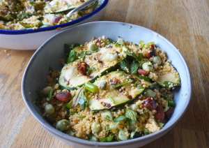 Vegan couscous salade met courgette en hazelnoten