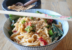 Vegan noodles met walnoten, sesamzaad en pinda's