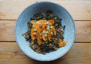 Vegan bakplaat met boerenkool, pompoen en linzen in pittige saus