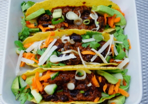 Vegan taco saus met zwarte bonen en chilipepers