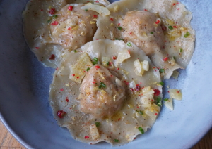 Zelfgemaakte vegan ravioli gevuld met zoete aardappel, ongeroosterde cashewnoten en dragon