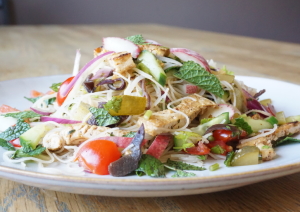 Zomerse vegan mihoensalademet wilde perzik, en tofu en munt