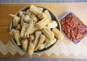 gefrituurde okra met BBQ saus