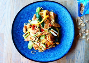 miesalade met mango tempeh courgette en pinda's