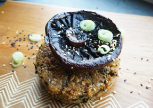 Vegan portobello burger met rijst en zeewier