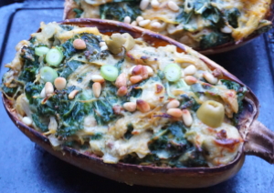 vegan gevulde spaghetti pompoen met boerenkool en cashewnoten