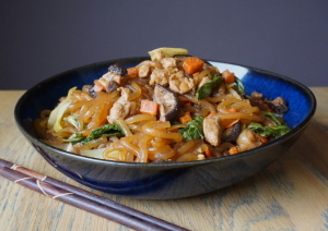 vegan japchae met tempeh