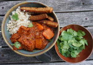vegan wortelcurry met rijst, tofu en koriander