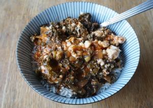 Vegan Koreaanse silken tofu stoofpot met boerenkool