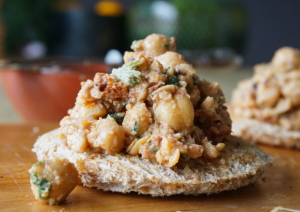 kikkererwtenspread met zongedroogde tomaten en kalamata olijven