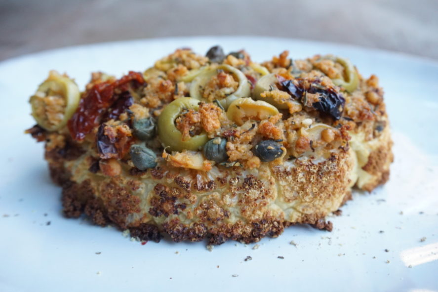 Vegan Italiaanse bloemkoolsteak met olijf, pijnboompit, zongedroogde tomaat en kappertjes