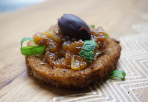 Vegan amuse van rettich of courgette met abrikozen en sinaasappel compote en olijfje