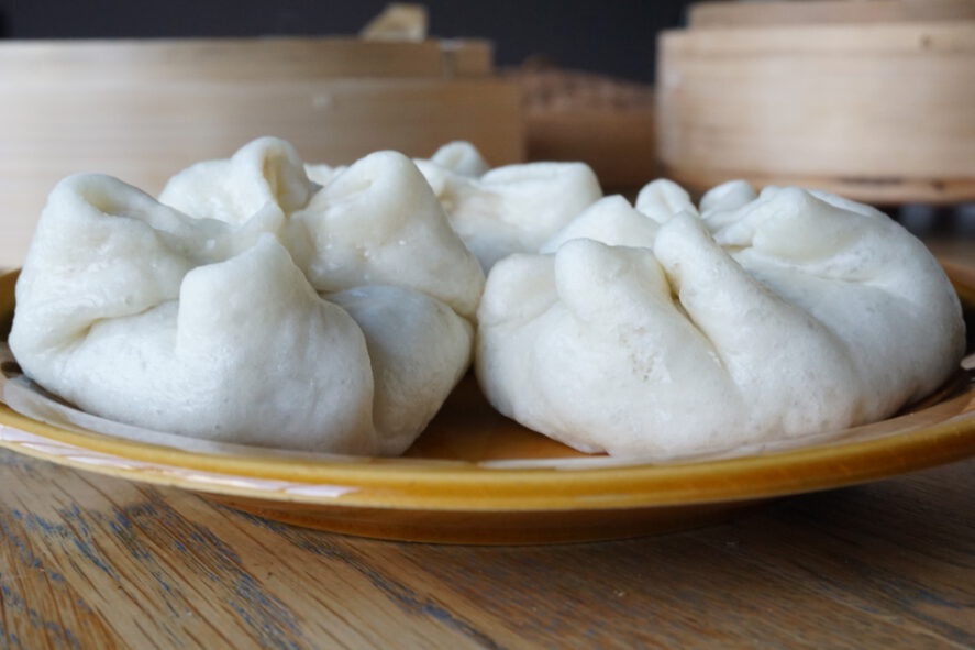 Vegan bao (baozi) met zwarte bonen